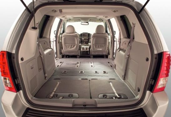 Kia-Carnival-2011-interior-2-700x466