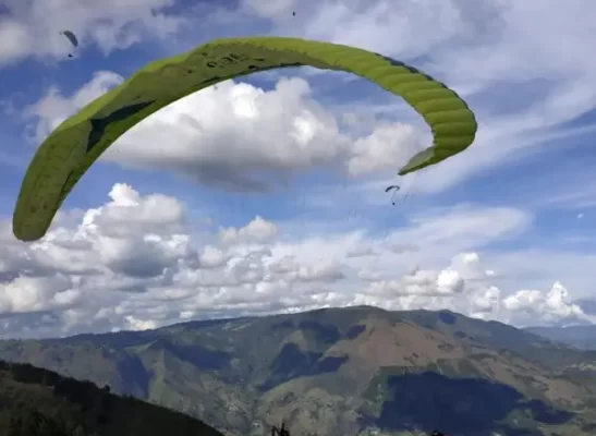 parapente-medellin-poanoramica-travel-tour